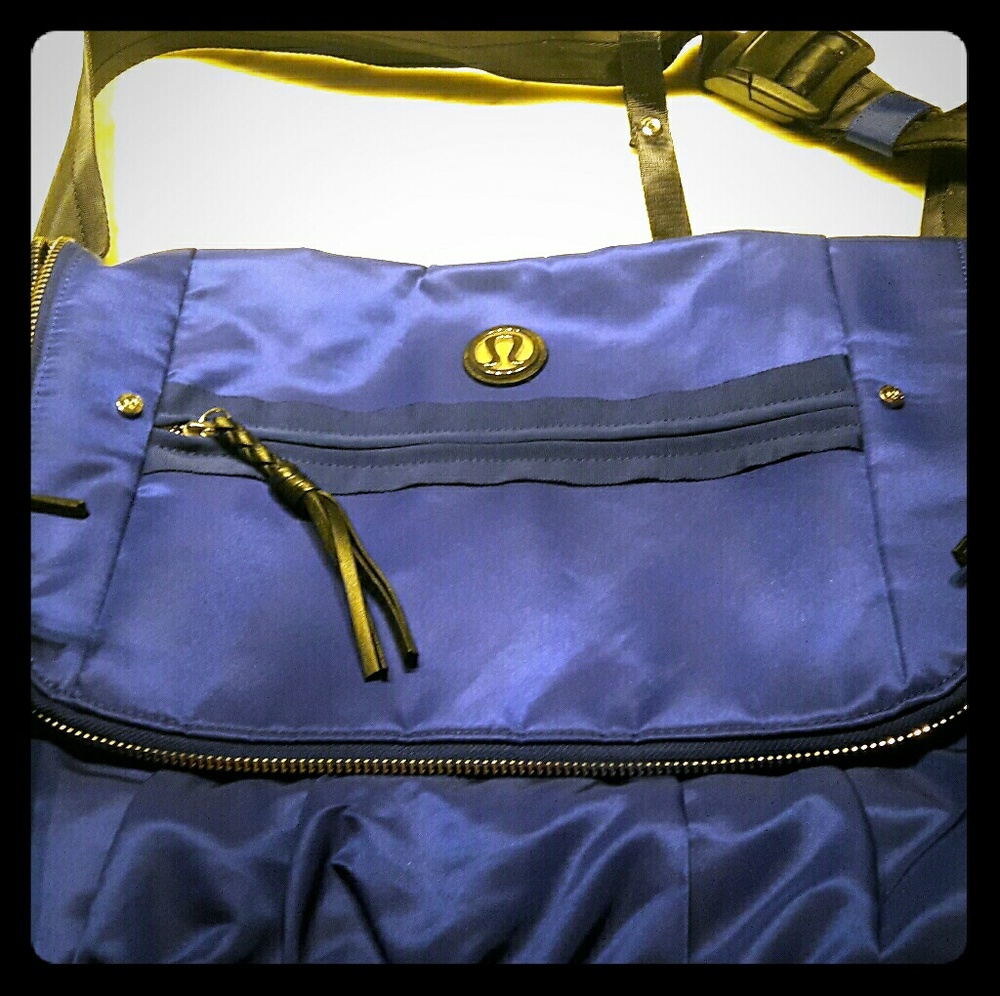 Lululemon Yoga Moto messenger
